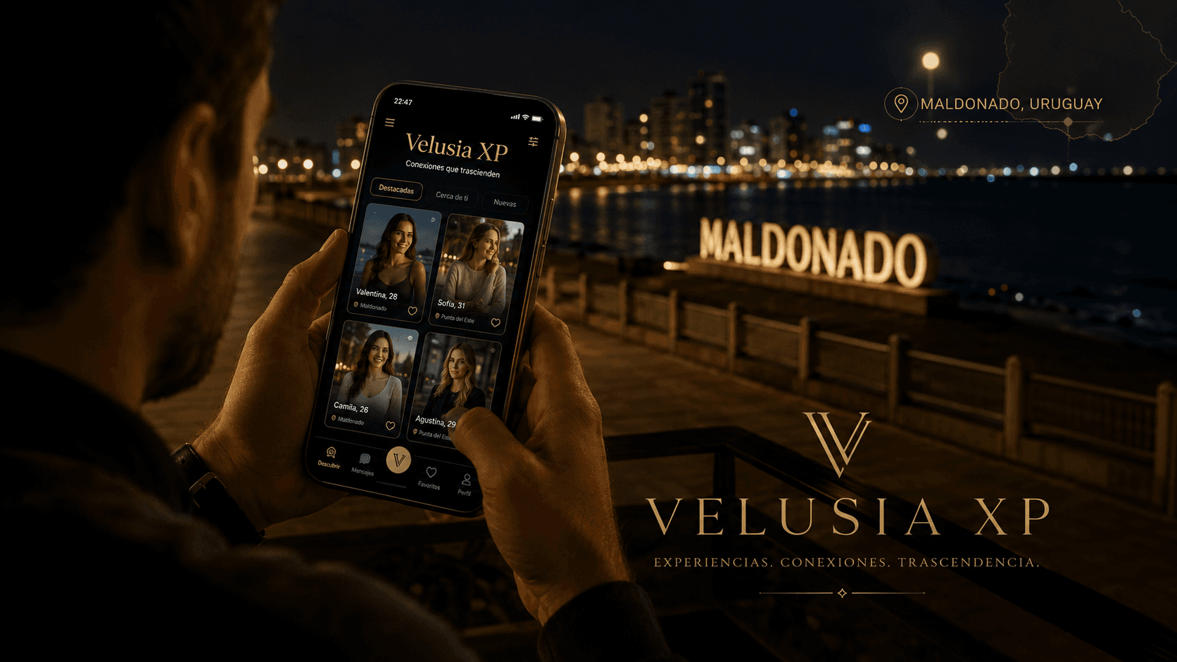 Hombre revisando perfiles activos de escorts en Maldonado desde su celular, con una vista urbana nocturna y estética premium oscura y dorada.