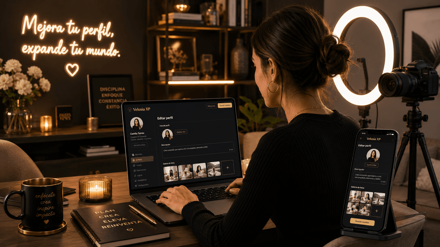 Camgirl preparando su perfil en Velusia XP desde una computadora con iluminación cálida y una estética moderna y profesional.